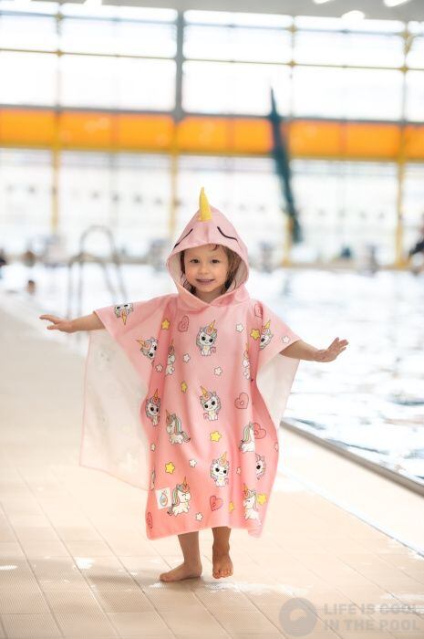 AquaKiddo Dětské pončo k vodě Unicorns - župan 5-8 let