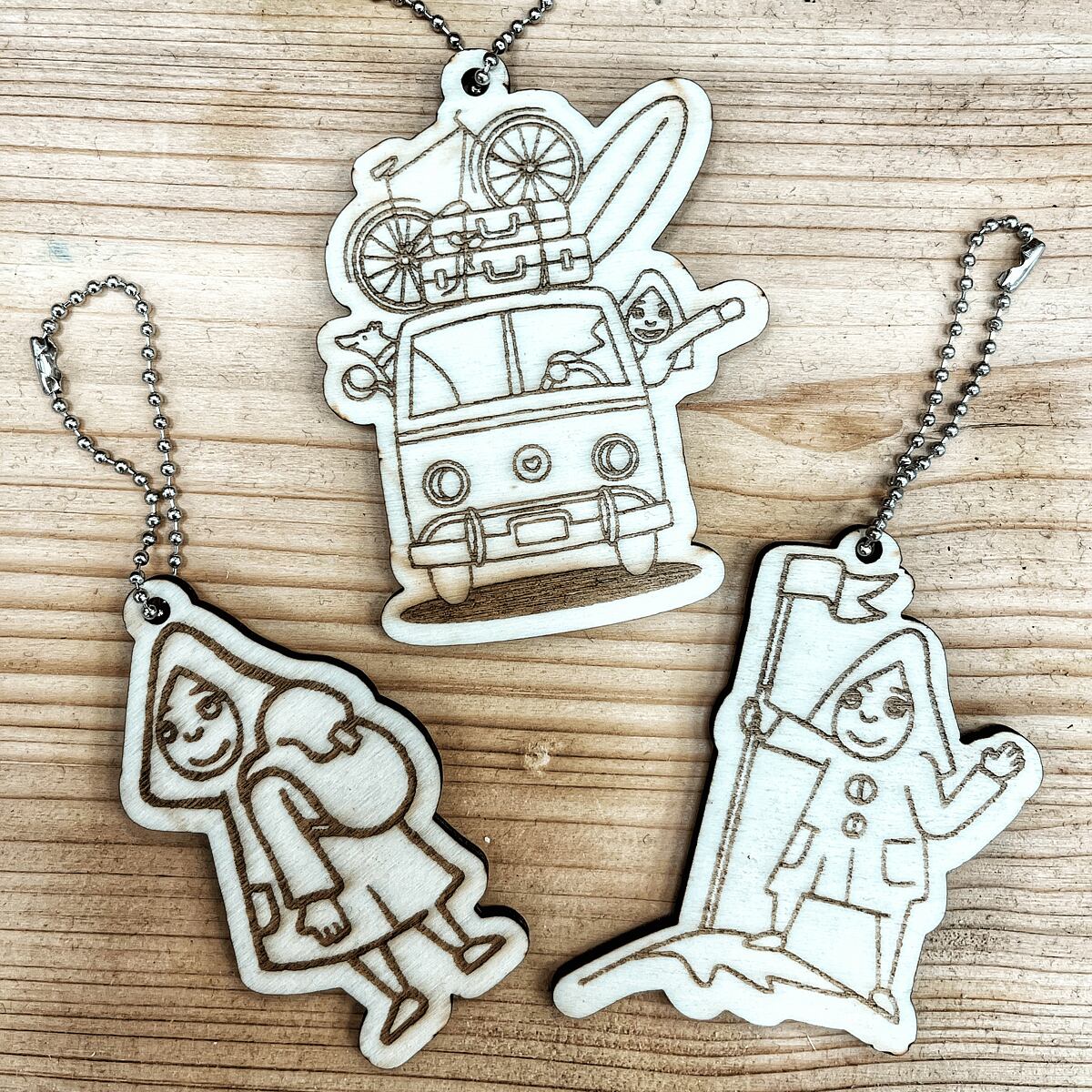 Promaledobrodruhy Dřevěný přívěsek na batoh nebo klíče Promaledobrodruhy.cz - Batůžkář