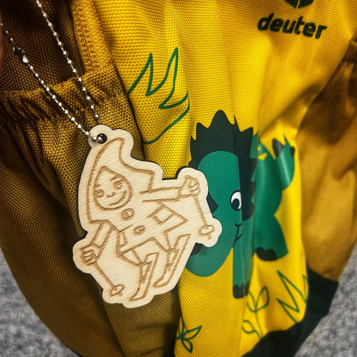 Promaledobrodruhy Dřevěný přívěsek na batoh nebo klíče Promaledobrodruhy.cz - Lyžař