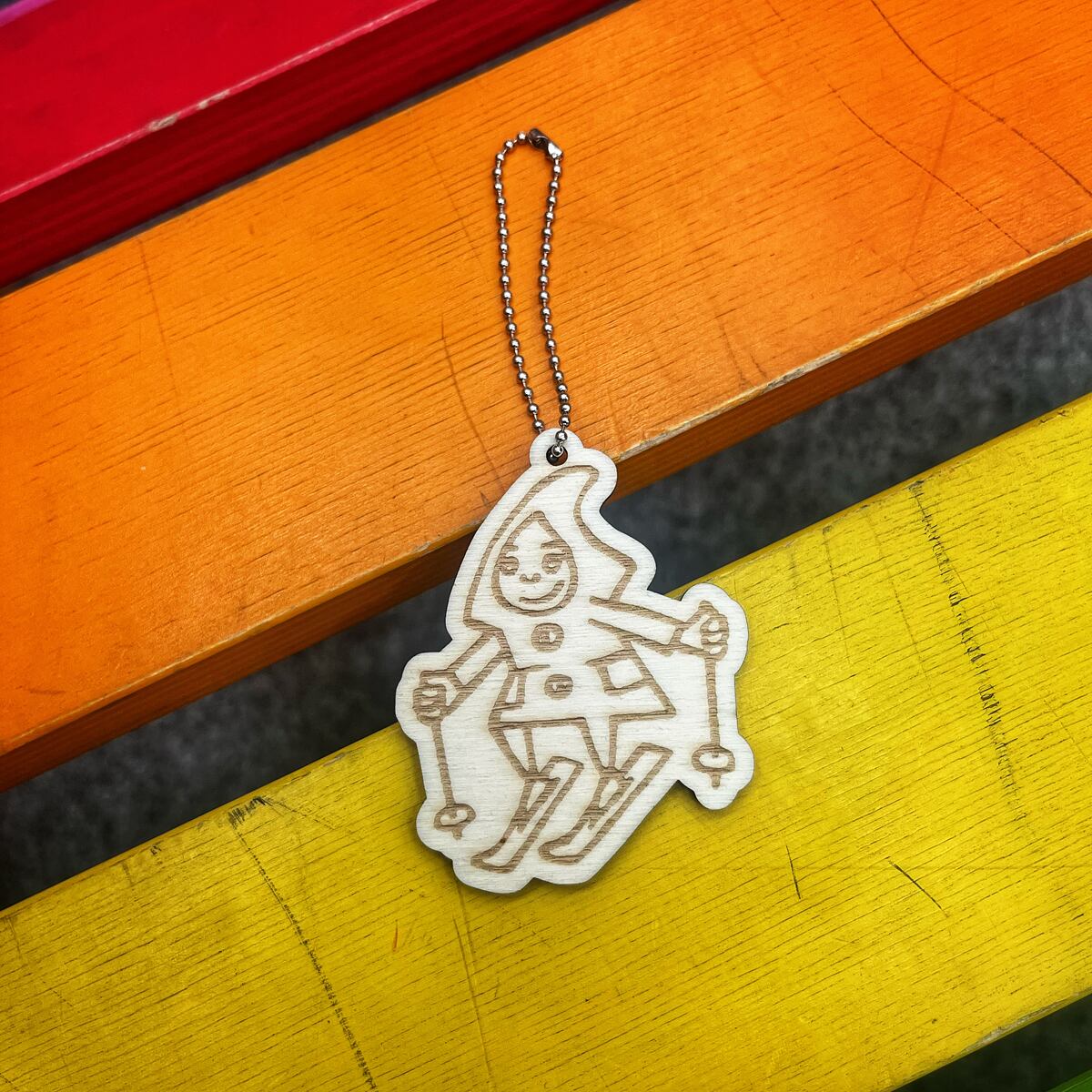 Promaledobrodruhy Dřevěný přívěsek na batoh nebo klíče Promaledobrodruhy.cz - Lyžař